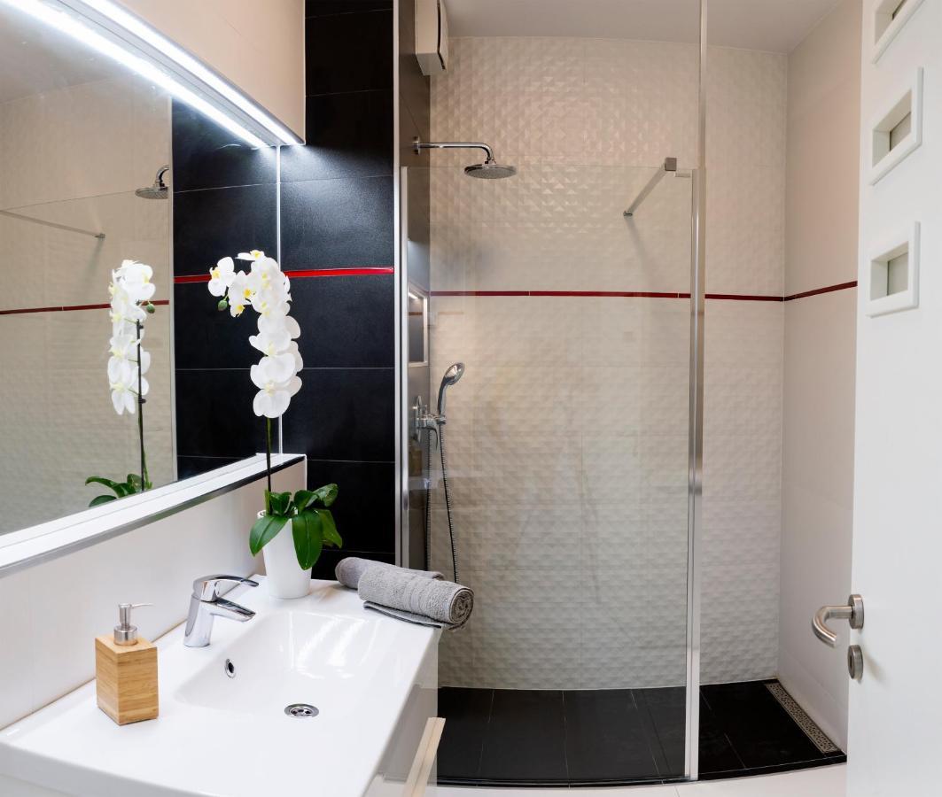 Sunshine Apartman With Free Parking Дьор Екстериор снимка