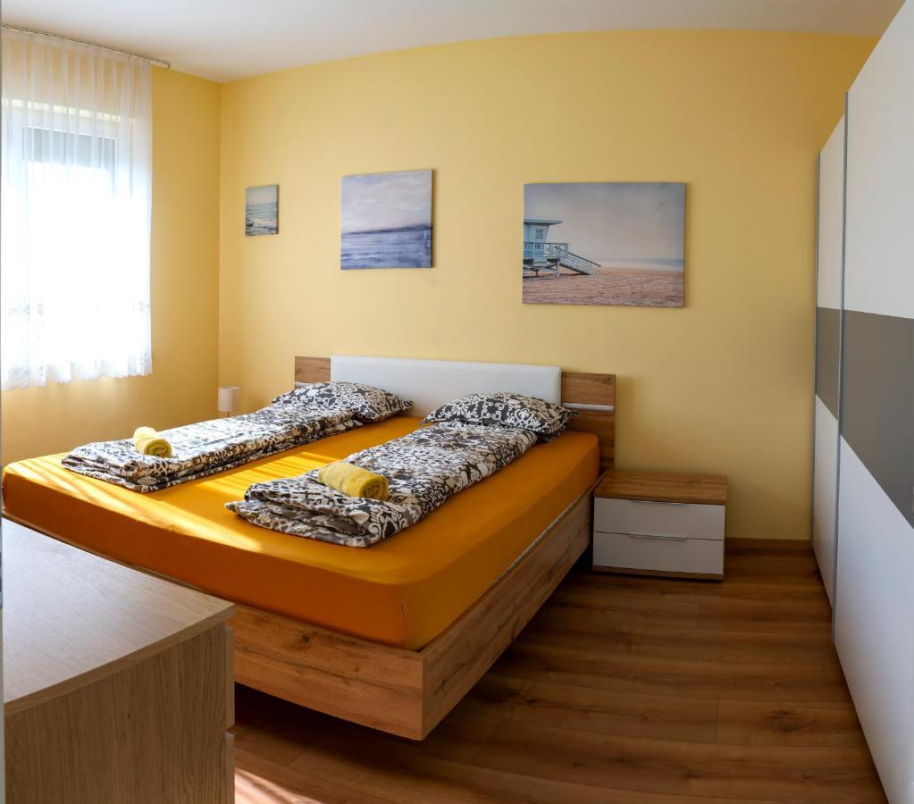 Sunshine Apartman With Free Parking Дьор Екстериор снимка